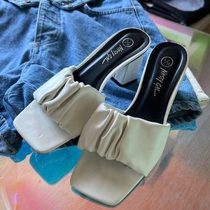 CHUNKY WHITE ruffle heel